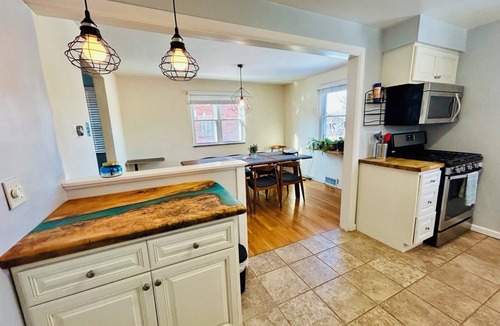 Pittsburgh House | Charming 2-bedroom house with parking. Minutes from Downtown, CMU, Uni of Pitt