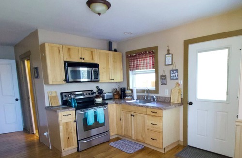 Munsonville Cottage | Charming 2-bedroom waterfront cottage in Nelson perfect for a relaxing getaway