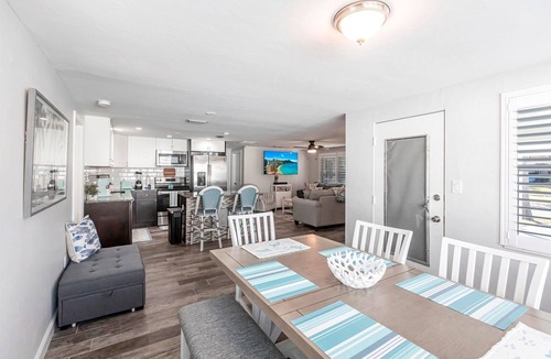 Gulf Gate Estates House | Charming 3 bedroom home with AC and WiFi in amazing Gulf Gate area of Sarasota