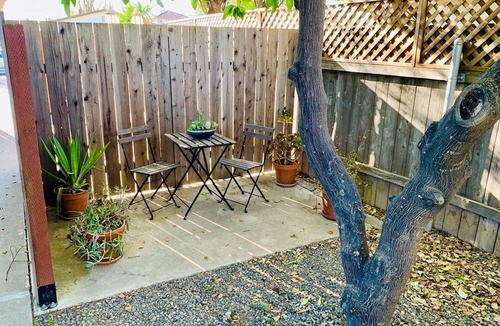 Southeastern Sacramento Apartment | Charming & bright 1-bedroom apartment in peaceful Sacramento with AC/parking