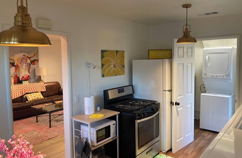Modesto House | Charming Bright Home Near Dr Hospital & Shopping - Extra Comfy Beds and Couch