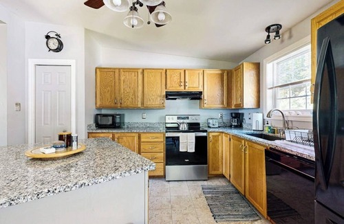Five Islands House | Charming cottage near the beach with balcony, deck, grill, fireplace - dogs OK