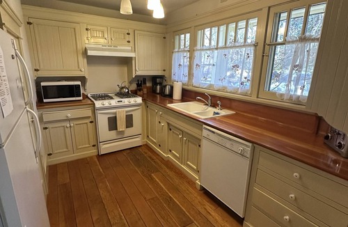 Jacksonville Cottage | Charming Jacksonville cottage with a front porch, full kitchen, off-street parking, and walkable access to Britt Festival, downtown shops, restaurants, and wine tasting. Features two bedrooms, two bathrooms, and peaceful historic charm.