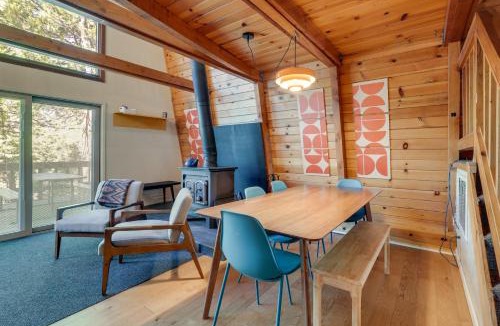 Strawberry House | Charming Pinecrest Cabin w/Private Deck