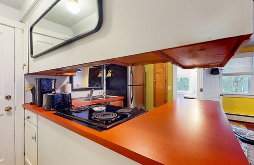 Blue Hill House | Charming Retreat with Cozy Interiors, CentralAC, Washer/Dryer & Wifi
