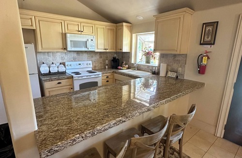 North Woodbridge Cottage | Charming Romantic River Cottage in Lodi Wine and Country
