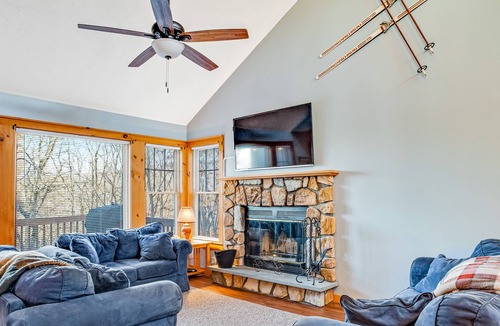 Tannersville House | Charming Townhouse with High-Speed WiFi, Central AC, and Wood Fireplace!