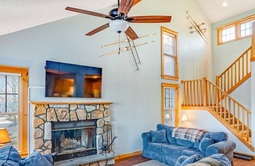 Tannersville House | Charming Townhouse with High-Speed WiFi, Central AC, and Wood Fireplace!