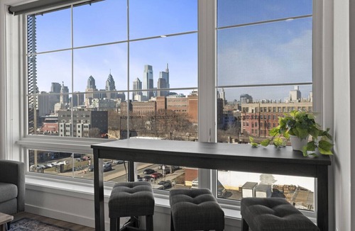 Poplar Apartment | Chic 1BR Old City Apt with King Bed, City View, and Gym
