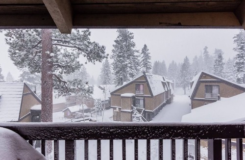 Majestic Pines House | Classic and Cozy Mammoth Condo with Wifi and hot tub access