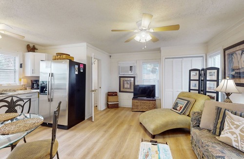 Laguna Beach Cottage | Classic Florida beachside cottage with nearby ocean access & WiFi