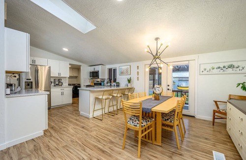 Three Rivers House | Clean and Bright Home with River Access, Kayaks and Bikes. Close to Mt Bachelor.