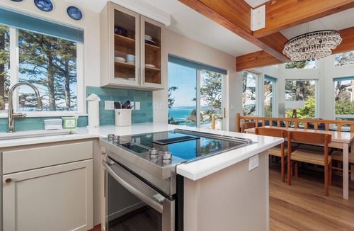 Neskowin House | Cliff-top Beauty has Stellar Ocean View, a Furnished Deck, and a King Suite!
