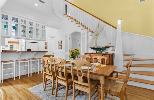 Sunnyside House | Coastal Bliss at Mellow Yellow - Steps from the Beach, Golf Cart 🛺 + Beach Servi