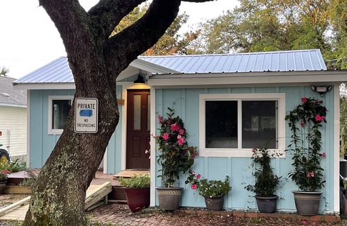 Innerarity Heights House | Coastal Cottage Retreat/Foosball table/Firepit/4 min to beach/Pets OK