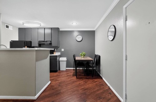 Voth Apartment | Comfortable Kingsgate 2BR