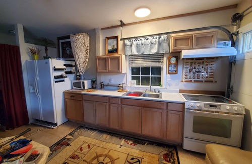 Navarre Apartment | Comfy, cozy, quiet cottage - 5 mins to Navarre beach!