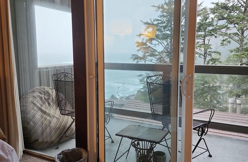 Otter Rock Condo | Condo.1 BR, 2 Bath ocean below! Come, cozy into our "NEST" "The Eagles Nest"