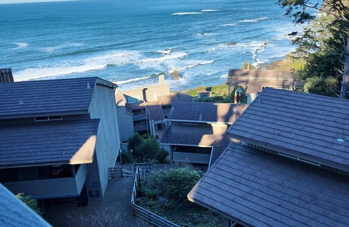 Otter Rock Condo | Condo.1 BR, 2 Bath ocean below! Come, cozy into our "NEST" "The Eagles Nest"