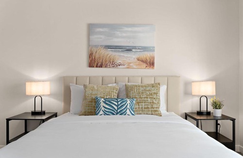 Sacramento Villa | Contemporary Home King Bed Fast Wi-Fi Central Sacramento Location