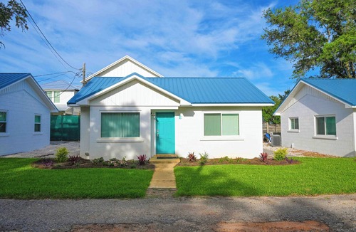 Navarre Cottage | Cottage just steps from the water!