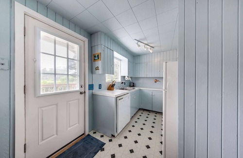 Gleneden Beach House | Cottage near the beach perfect for a couple with deck grill and fireplace