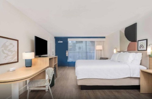 Hilton Head Island Hotel | Couple Room Ideal for Beach Getaways - Free Breakfast Included