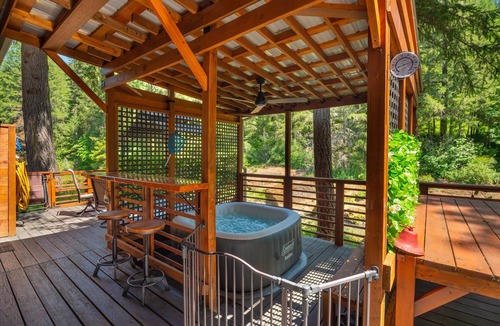 Glide Cabin | Couples Retreat! Every Season-Luxury, River Front, Hot tub and outdoor Shower