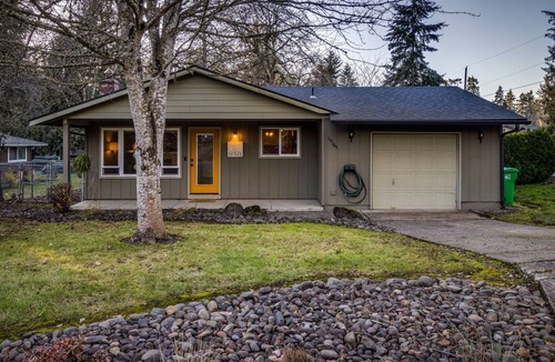 Oak Grove House | Cowboy Cabana! Hot Tub and Ping Pong! Cozy 3 bedroom home.