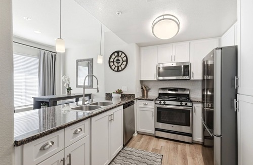 Roseville Apartment | Cozy 1-bedroom apartment with King Bed In Serene Roseville