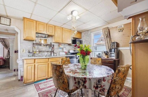 Hopelawn House | Cozy 2-bedroom house in tranquil Edison with AC