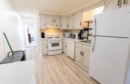 South Side Slopes Apartment | Cozy 2BR Holiday Season Getaway w/Great View! Close to Downtown and Oakland