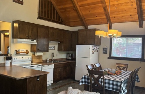 Mi-Wuk Village Cabin | Cozy 3-bedroom chalet with loft in charming Mi-Wuk Village.