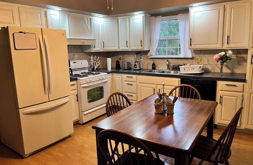 Noel House | Cozy 3 Bedroom Home walking distance to Shadow Lake Nightclub and Elk River!