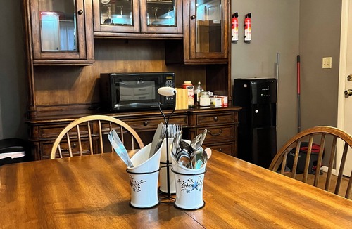 Noel House | Cozy 3 Bedroom Home walking distance to Shadow Lake Nightclub and Elk River!