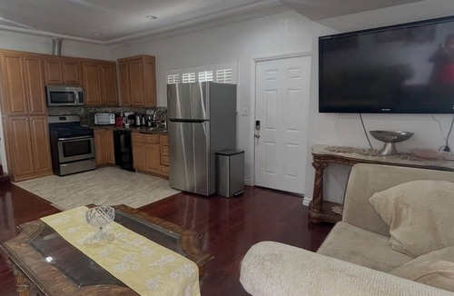 Anaheim Colony Historic District House | Cozy 3-bedroom private guest house in fabulous Anaheim with cool AC