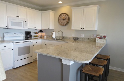 Gulf Place Condo | Cozy 4th Floor 2 BR/2 BA Condo in Gulf Place. Awesome view. Netflix included.