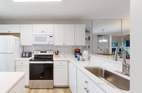 Sunnyside House | Cozy beachfront home with private deck and beach access