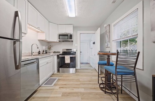 Buckroe Beach House | Cozy Buckroe Beach Bungalow - 2BR Near Sand, Dining & Family Fun