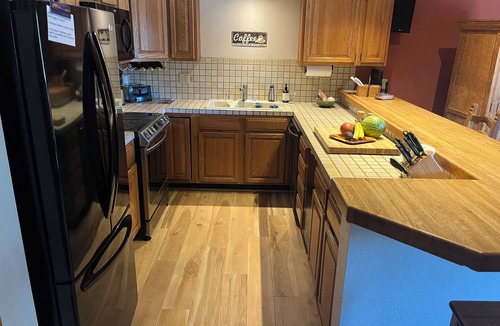 Mammoth Lakes Condo | Cozy Cabin Feel Condo! Ideal Location On A Quiet Cul De Sac 5% WEEKLY DISCOUNT