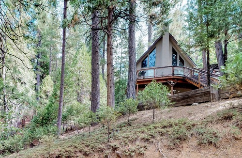 Arnold Cabin | Cozy chalet in the forest with WiFi & washer/dryer - seasonal pool & tennis