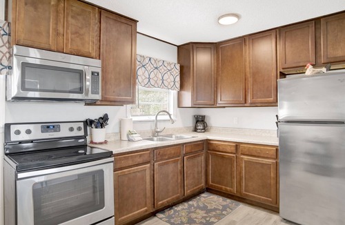 Brent House | Cozy Coleman-Families- Near Beaches, Airport & PCC