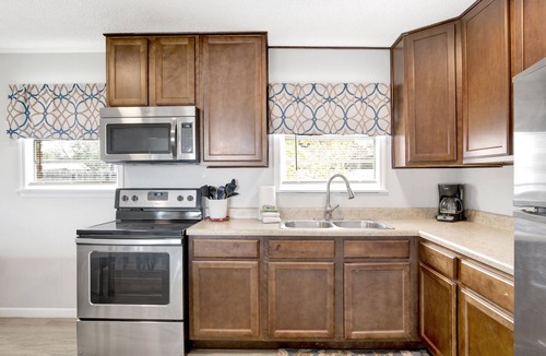 Brent House | Cozy Coleman-Families- Near Beaches, Airport & PCC