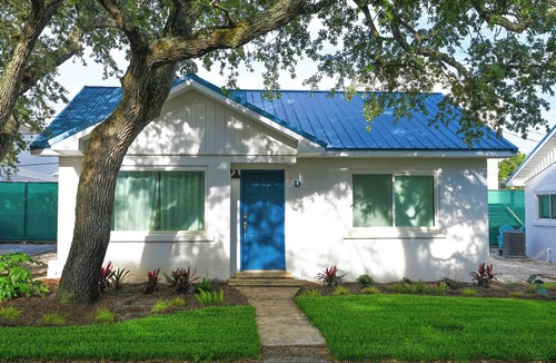 Navarre Cottage | Cozy Cottage with Beach Access