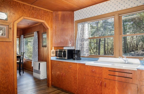 Galice Cottage | Cozy, Country Cottage Near the Rogue River