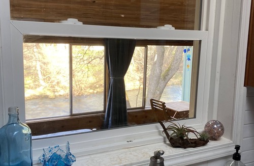 Eagle Point House | Cozy creekside home with deck, 15 min to airport, shopping, 1 hr to Crater Lk.