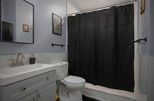 West Philadelphia Apartment | Cozy Desert Den 10Min Downtown & 6Min Brewerytown w/huge shower & full kitchen!