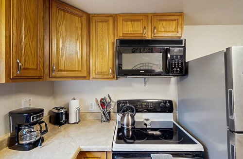Winchester Bay House | Cozy family beach cottage with hot tub, deck, WiFi, surfboard-walk to bay, Dogs ok