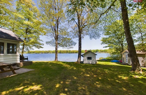 Munising Cabin | Cozy Lakefront Cottage Near Munising & Pictured Rocks