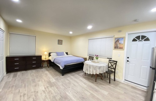 Charter Oak House | Cozy one bedroom studio newly remodeled